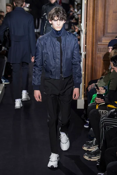 Look 18